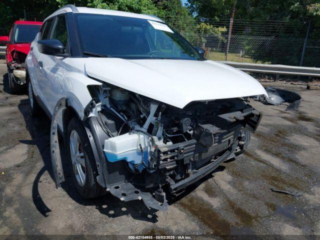  Salvage Nissan Kicks