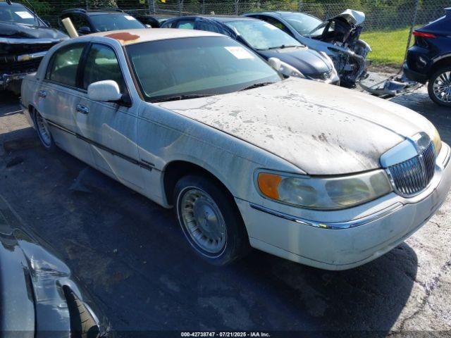  Salvage Lincoln Towncar