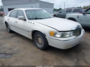  Salvage Lincoln Towncar