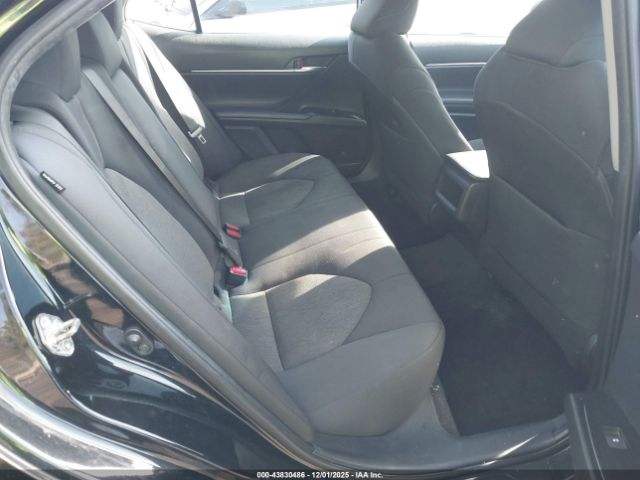 Toyota Camry Le Image 10