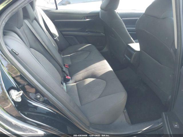 Toyota Camry Le Image 10