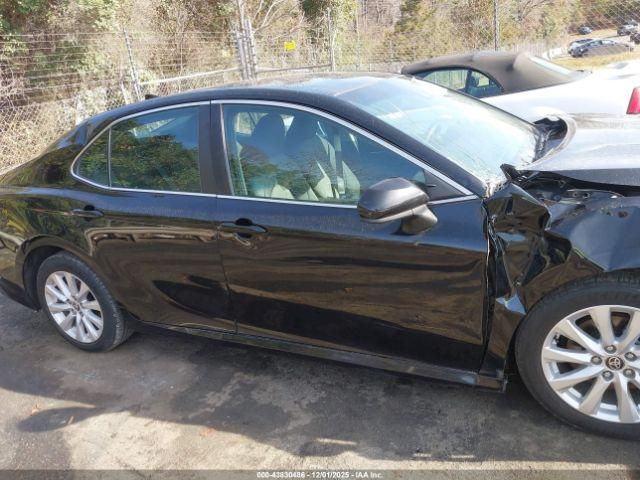 Toyota Camry Le Image 14