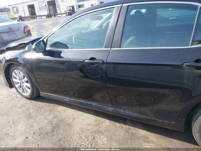 Toyota Camry Le Image 16