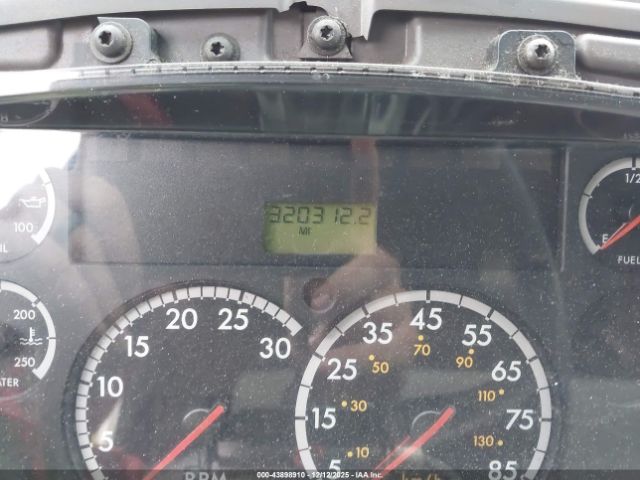 Freightliner M2 106 Medium Duty Image 2