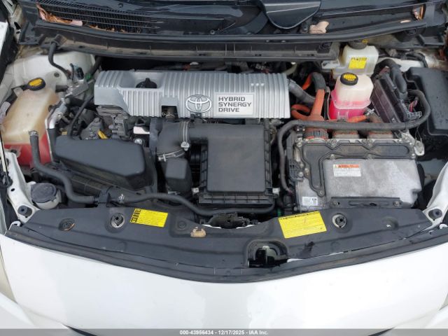 Toyota Prius Two Image 16