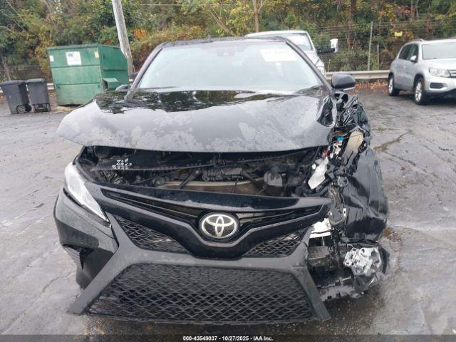 Toyota Camry Se Image 12