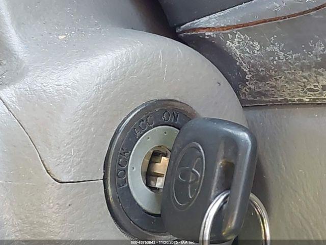 Toyota Sienna Ce Image 9