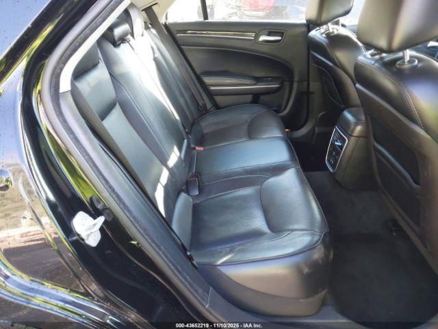 Chrysler 300c Image 8