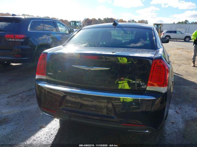 Chrysler 300c Image 15