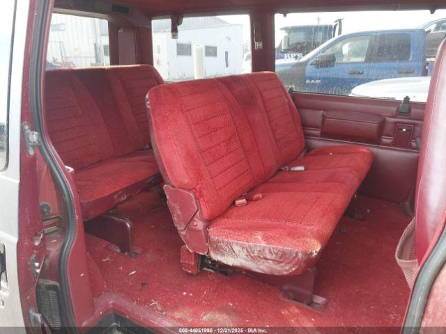 GMC Safari Xt Image 9