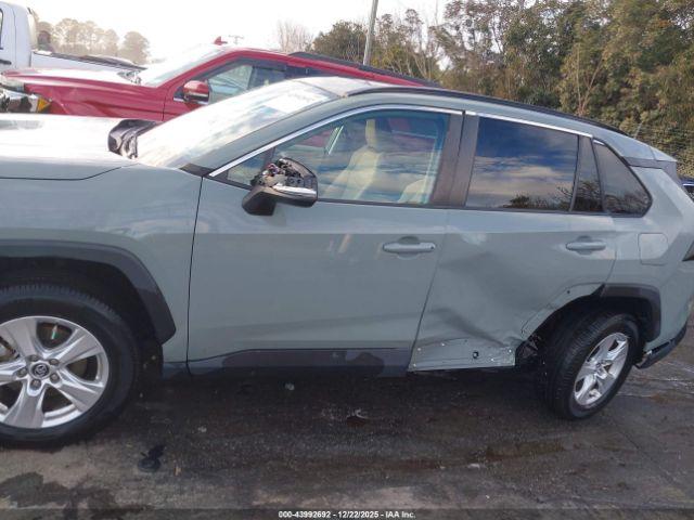 Toyota RAV4 Xle Image 2
