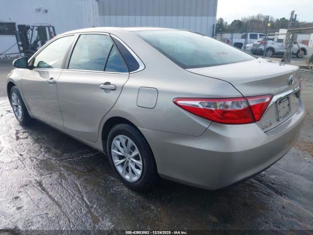 Toyota Camry Le Image 4